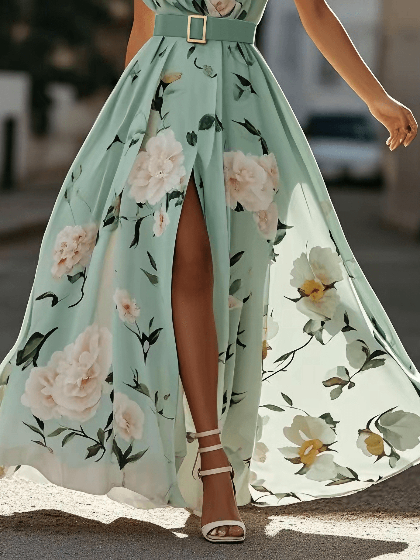 Julie | Hellgrünes Chiffon-Maxikleid mit floralem Muster und asymmetrischem Schulterdesign