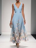 Rose | Hellblaues Chiffon-Maxikleid mit floralem Design und V-Ausschnitt