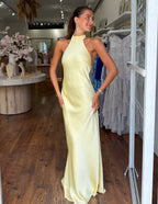 ZEYNEP | Elegantes Satin-Maxikleid mit Neckholder