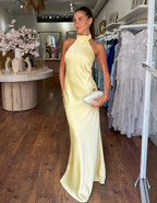 ZEYNEP | Elegantes Satin-Maxikleid mit Neckholder
