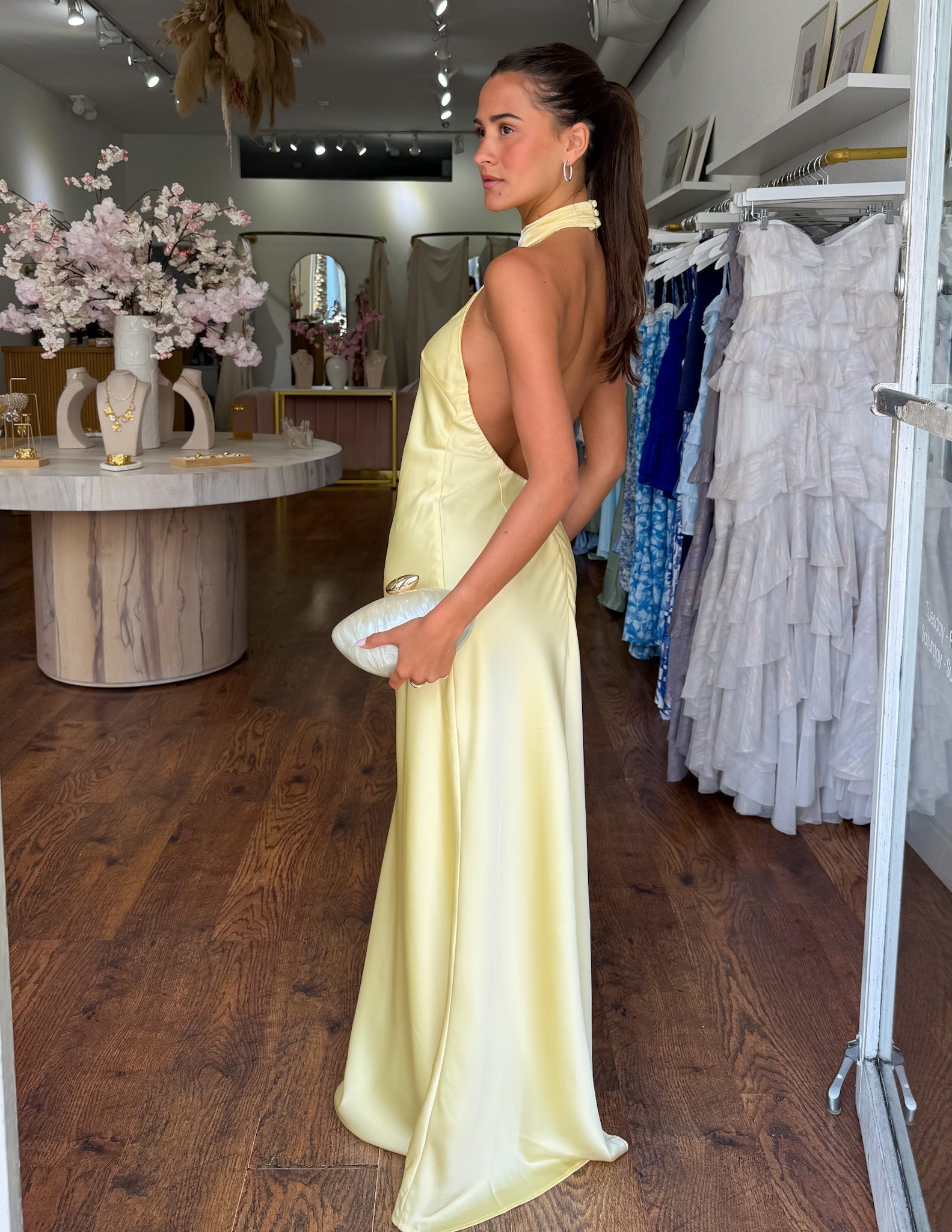 ZEYNEP | Elegantes Satin-Maxikleid mit Neckholder