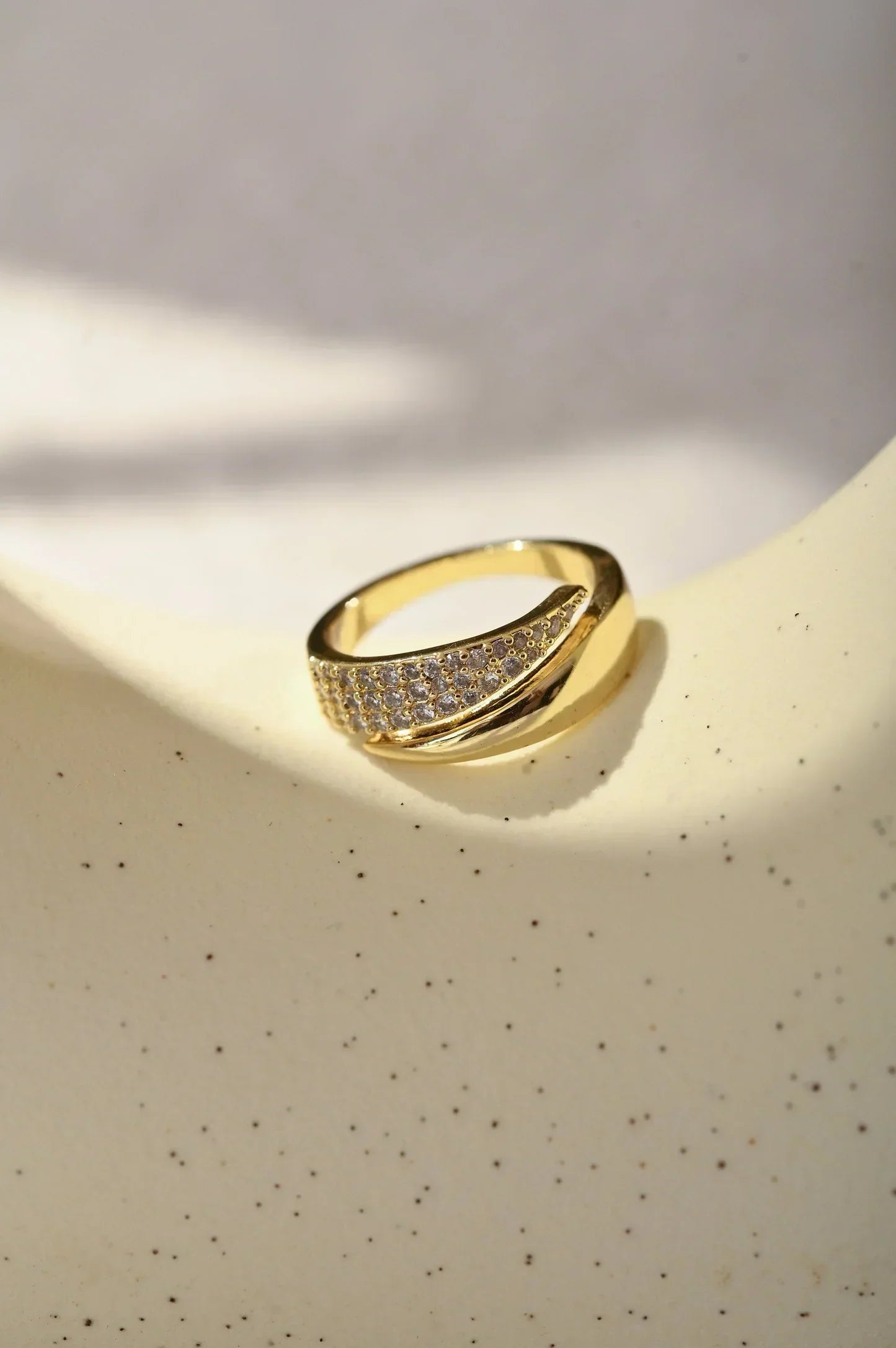 Sommerfeld | Eleganter Goldring mit funkelnden Steinen (Kaufe 1, erhalte 1 kostenlos)