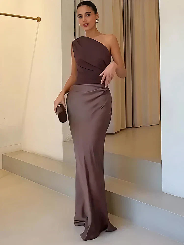 Amber™ – Satin Maxikleid mit asymmetrischem Trägerdesign