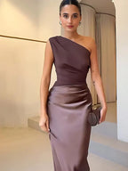 Amber™ – Satin Maxikleid mit asymmetrischem Trägerdesign