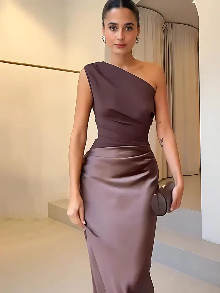 Amber™ – Satin Maxikleid mit asymmetrischem Trägerdesign