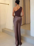 Amber™ – Satin Maxikleid mit asymmetrischem Trägerdesign