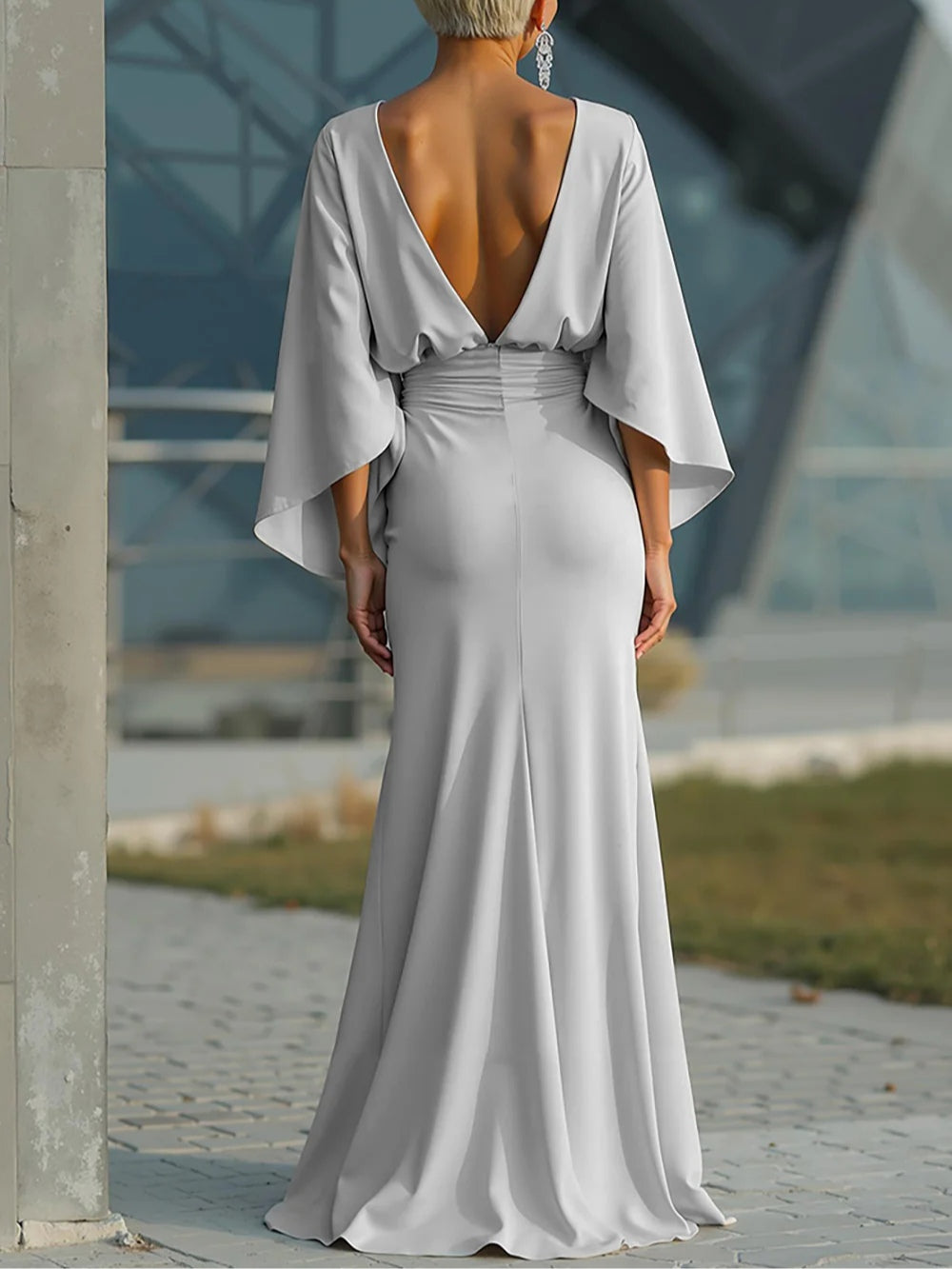 Clara | Elegantes V-Ausschnitt-Kleid mit Offenem Rücken und Ärmeln