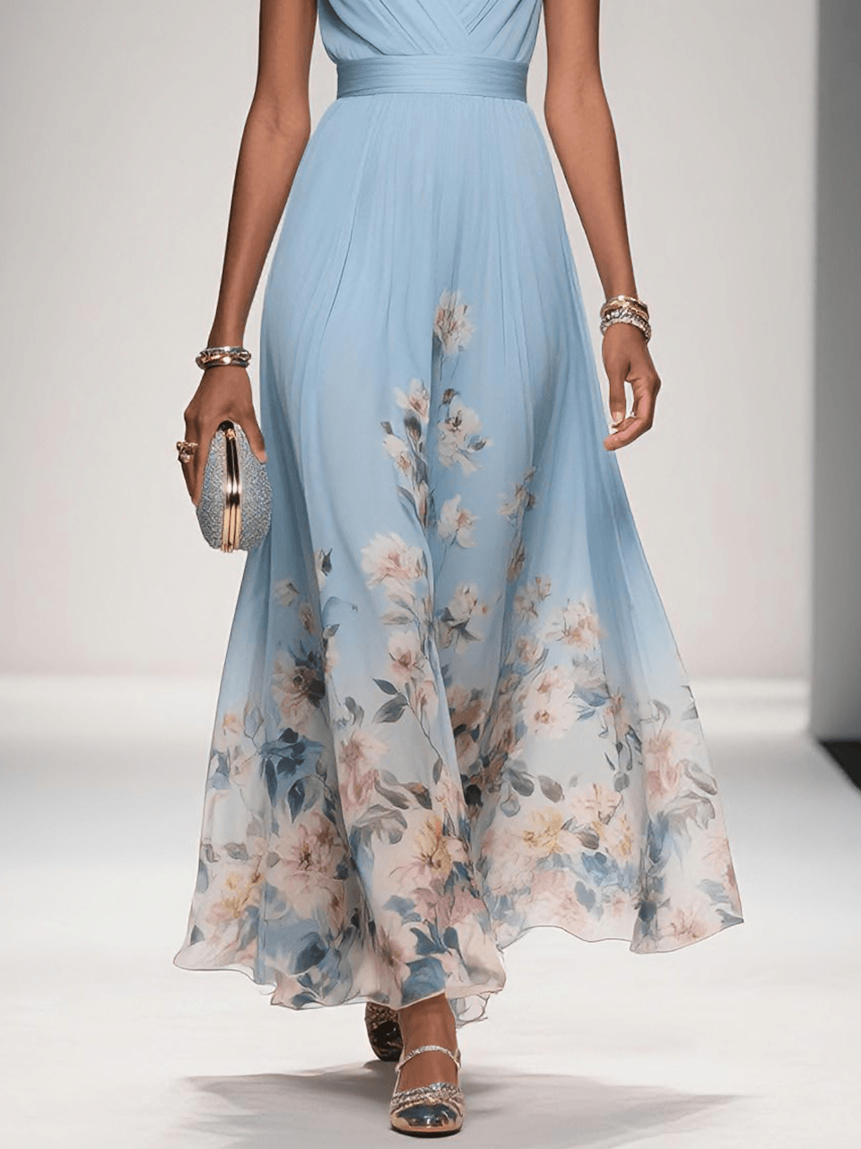 Rose | Hellblaues Chiffon-Maxikleid mit floralem Design und V-Ausschnitt