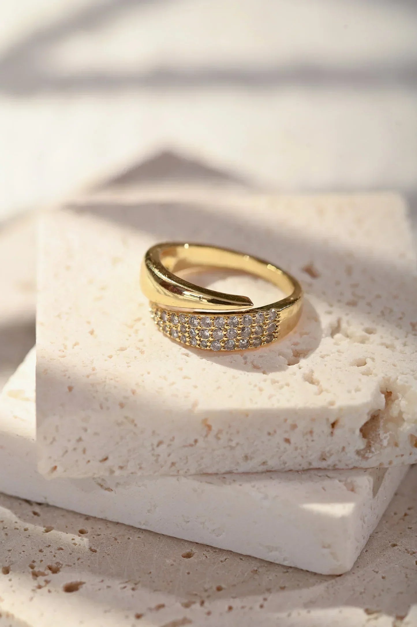 Sommerfeld | Eleganter Goldring mit funkelnden Steinen (Kaufe 1, erhalte 1 kostenlos)
